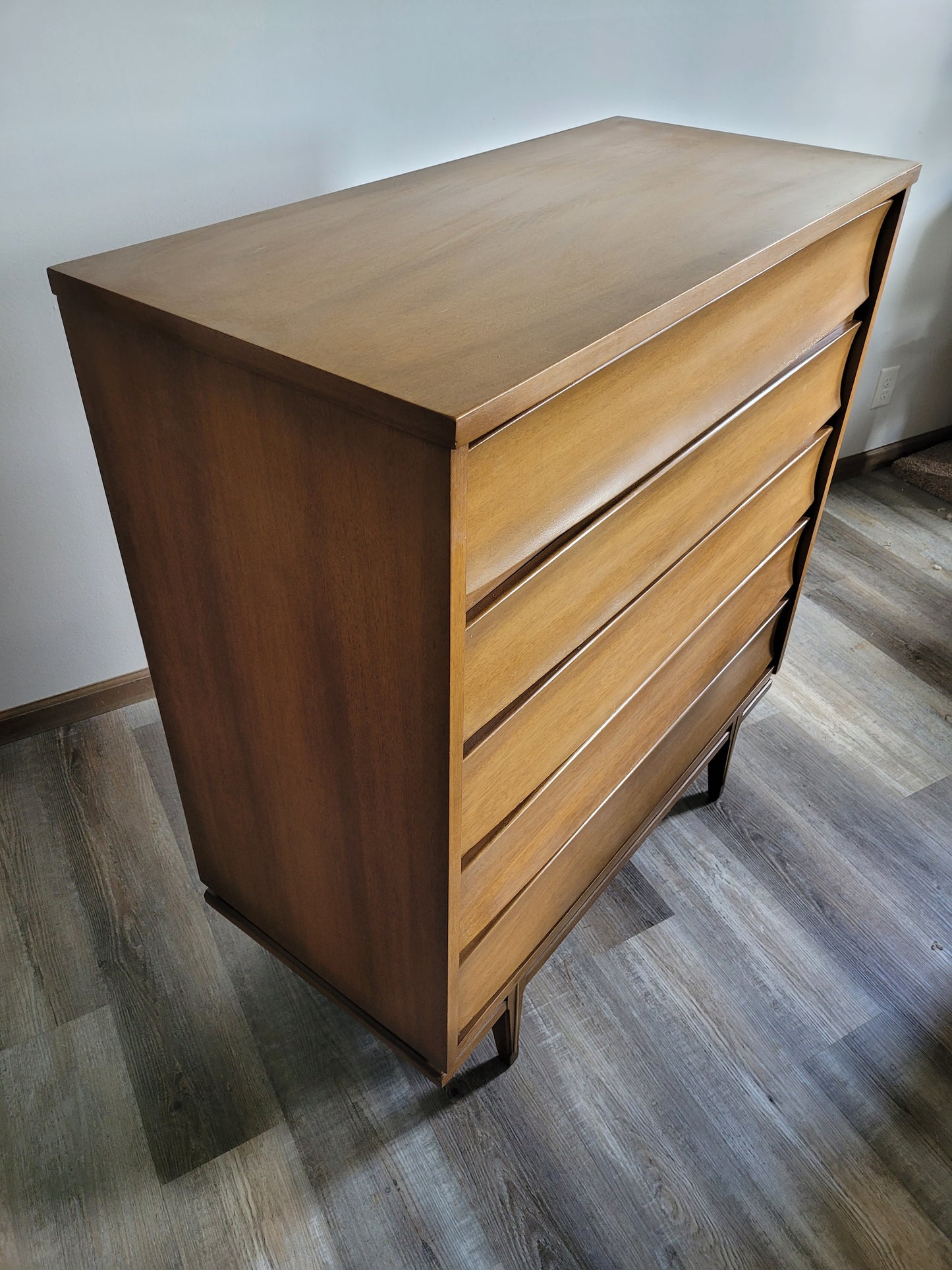 United Furniture 5-Drawer Chest