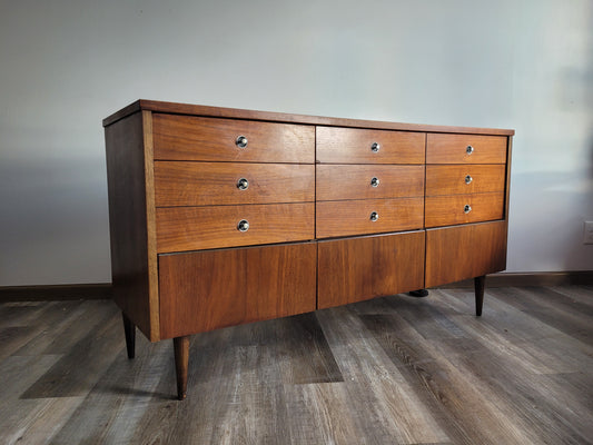 Bassett Trimline Dresser Set